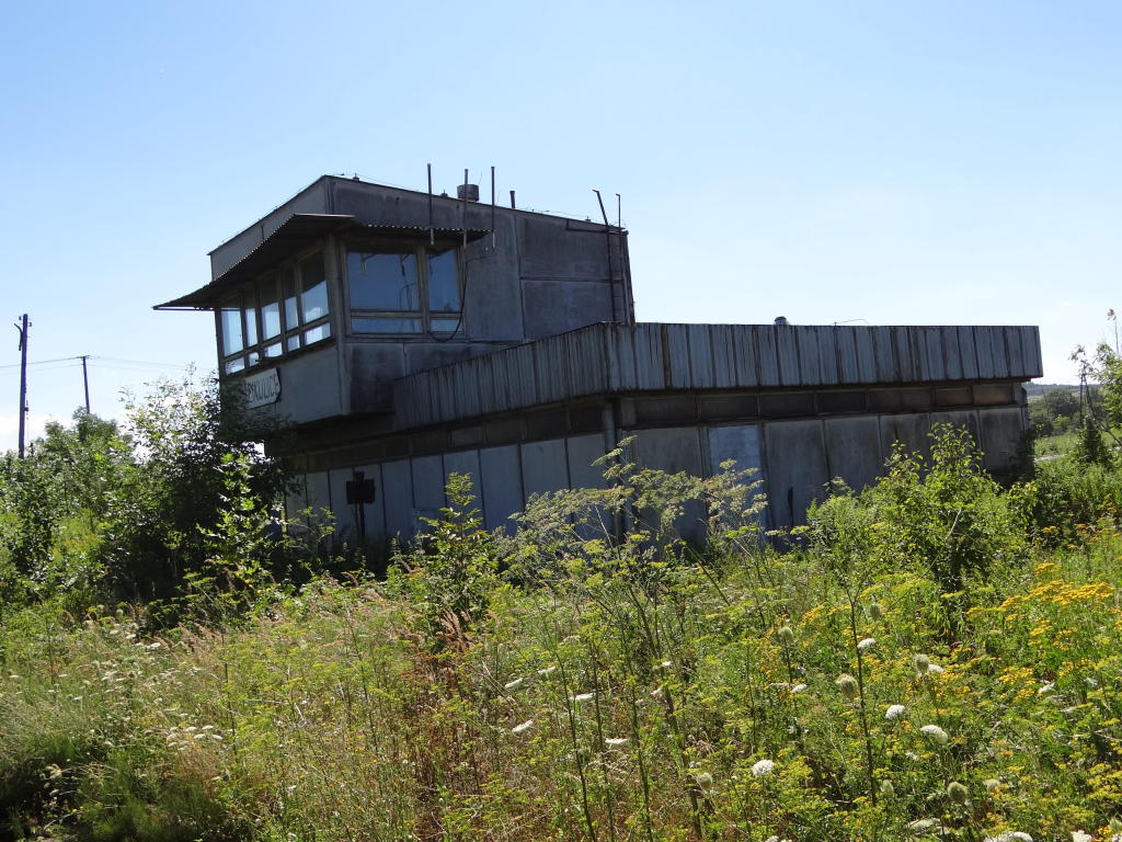 fot. Przemysław Więcek 
Południowa głowica rozjazdowa; wyjazd na Chyrów. Nastawnia. Widok w kierunku Chyrowa. 4,6 km. Obraz