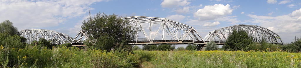 fot. Przemysław Więcek 
Trzyprzęsłowy most na Sanie. W lewo Jarosław, w prawo Lwów. 3,3 km/5,8 km. Obraz