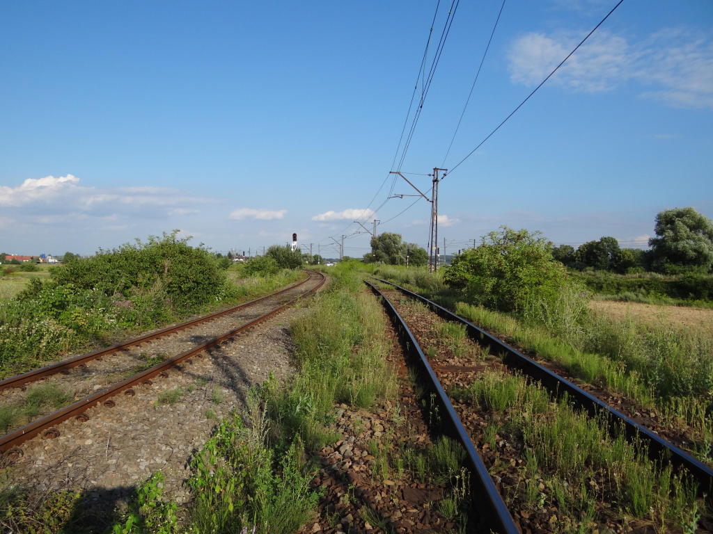 fot. Przemysław Więcek 
Sygnał powtarzający odnoszący się do semafora wjazdowego stacji Hurko. W oddali po prawej semafory drogowskazowy i wjazdowe stacji Hurko od strony Jarosławia. Po lewej łącznica szerokotorowa. Widok w kierunku Lwowa. 4,7 km/7,2 km. Obraz