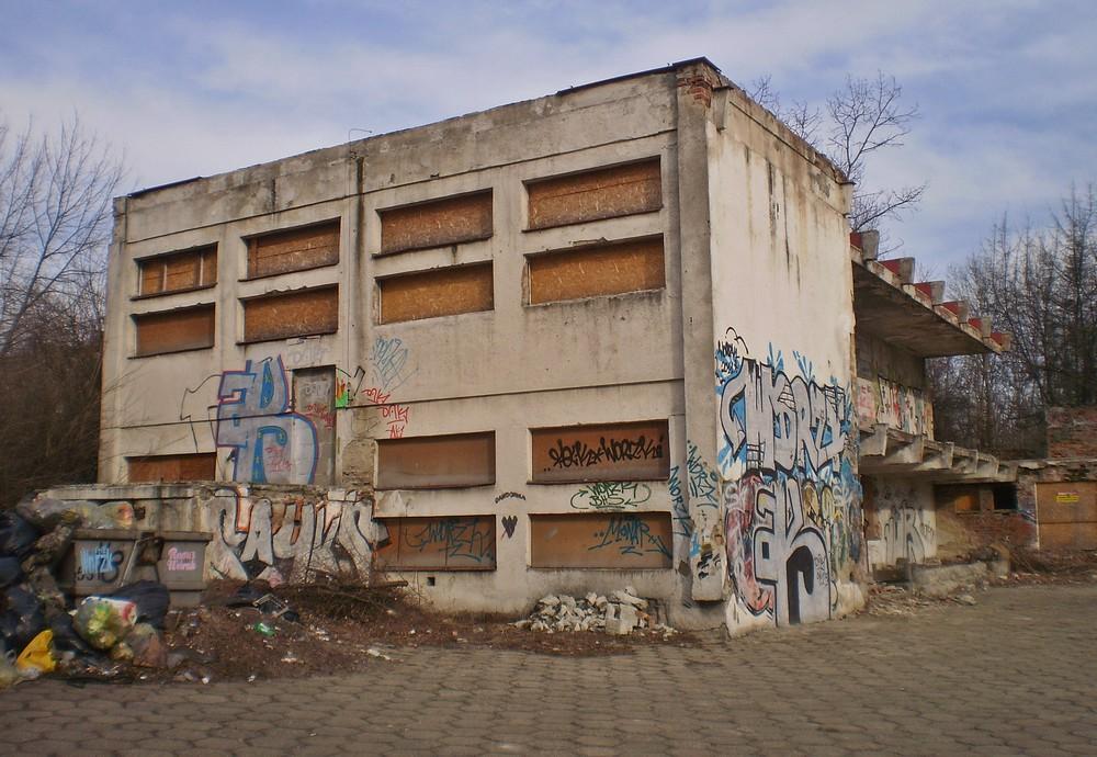 fot. Dawid Zegan 
Zdewastowany budynek dworca. Obraz