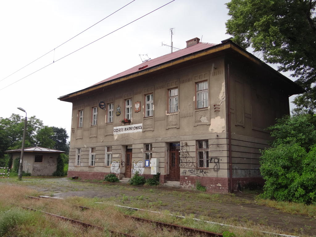fot. Przemysław Więcek 
Budynek dworcowy od strony peronów. Peron pierwszy, boczny. Po lewej toaleta. W lewo Zebrzydowice, w prawo koniec linii, Cieszyn. 24,4 km. Obraz