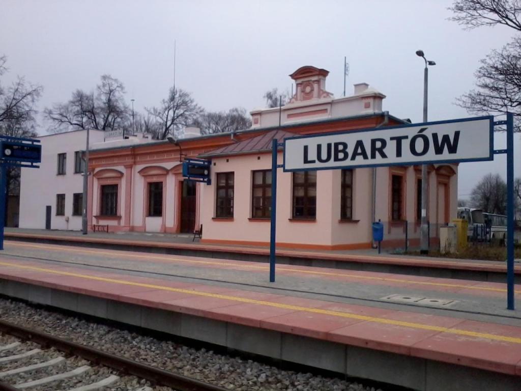 fot. Adrian Chromik 
Budynek dworca PKP i PKS w Lubartowie od strony torów. W lewo Lubartów Lipowa, Parczew i Łuków, w prawo Wandzin i Lublin. Obraz
