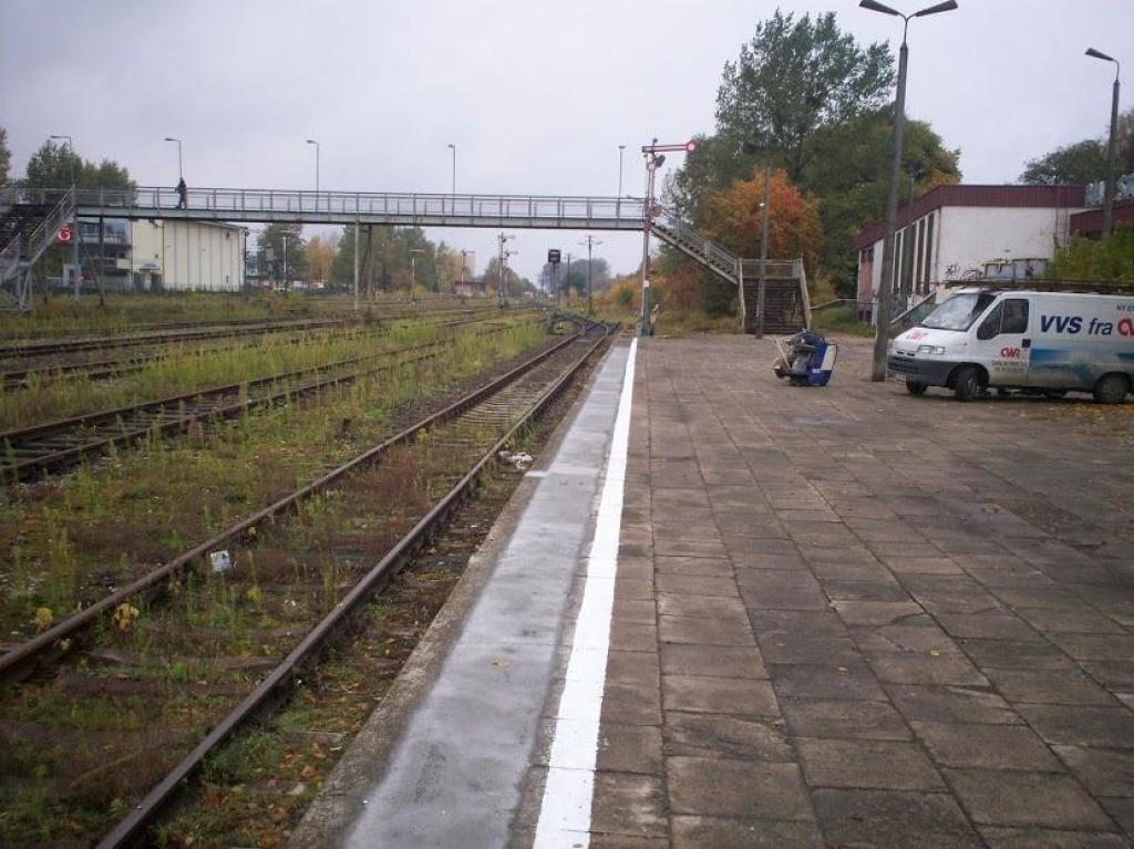 fot. Paweł 
Niewielkie prace remontowe peronu pierwszego. Wraz z wejściem w życie rozkładu jazdy pociągów 2009/2010 ze stacji Białystok Fabryczny miały odjeżdżać pociągi pasażerskie. Tak się jednak nie stało. Obraz