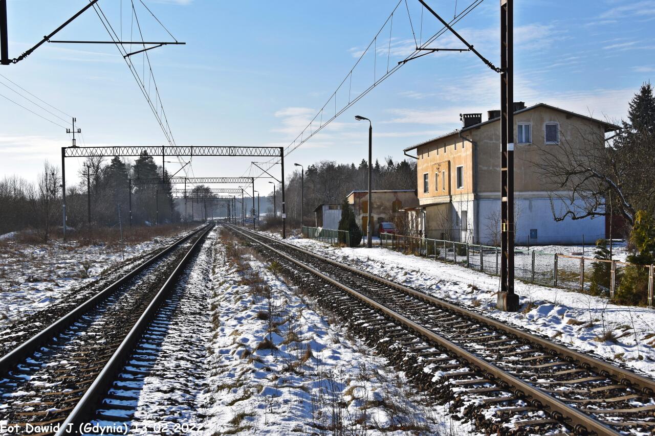 fot. Dawid Jastrzębski 
Widok z końca peronu 2 w kierunku Czerwonki/Olsztyna Głównego. Kolejowy budynek mieszkalny znajduje się po prawej stronie. Obraz