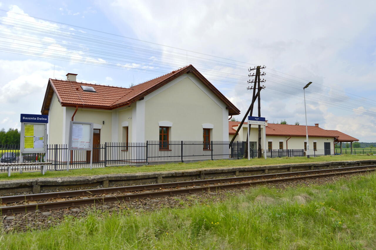 fot. Tomasz 
Budynek dworca od strony peronu. W lewo kierunku Horyniec Zdrój, w prawo kierunek Lubaczów. Obraz