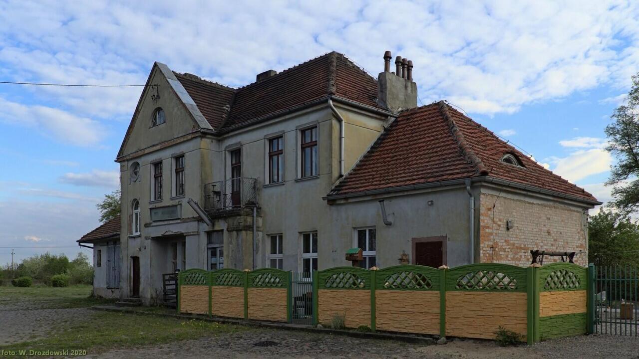 fot. Winicjusz Drozdowski 
Budynek dworca od strony podjazdu (w lewo Kowalewo Pomorskie, w prawo Chełmża). Obraz