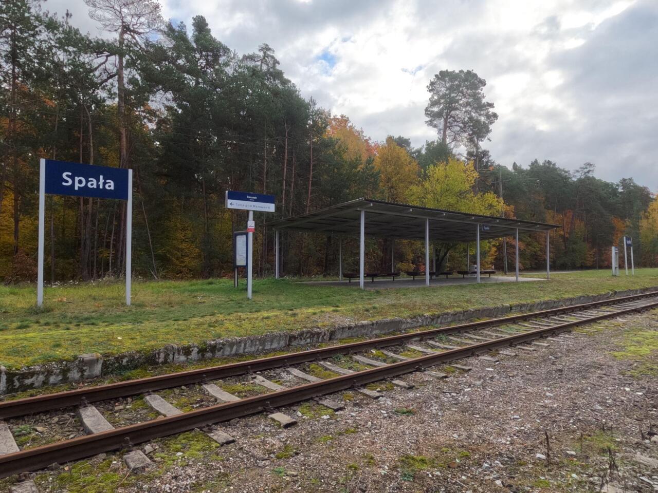 fot. Opolanin 
Infrastruktura na peronie. Widok na południowy-wschód. W lewo Tomaszów, w prawo koziołek. Obraz