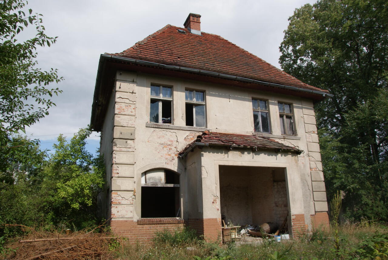fot. Jakub Nuckowski 
Opuszczony budynek stacyjny w Dychowie. Widok od strony peronów; w lewo Stary Raduszec, w prawo Lubsko. Obraz