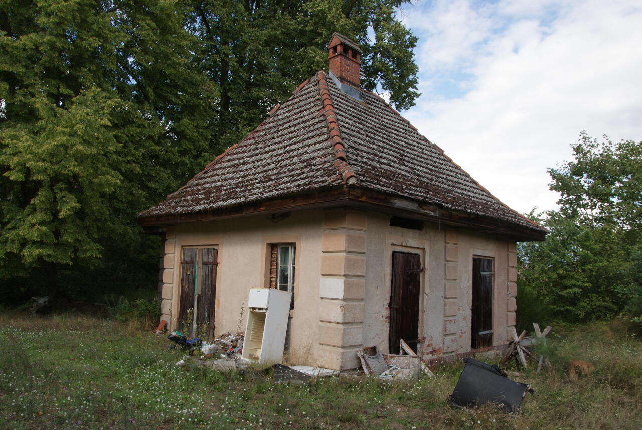 fot. Jakub Nuckowski 
Budynek gospodarczy na dawnej stacji w Dychowie. Widok od strony peronów w w lewo Stary Raduszec, w prawo Lubsko. Obraz