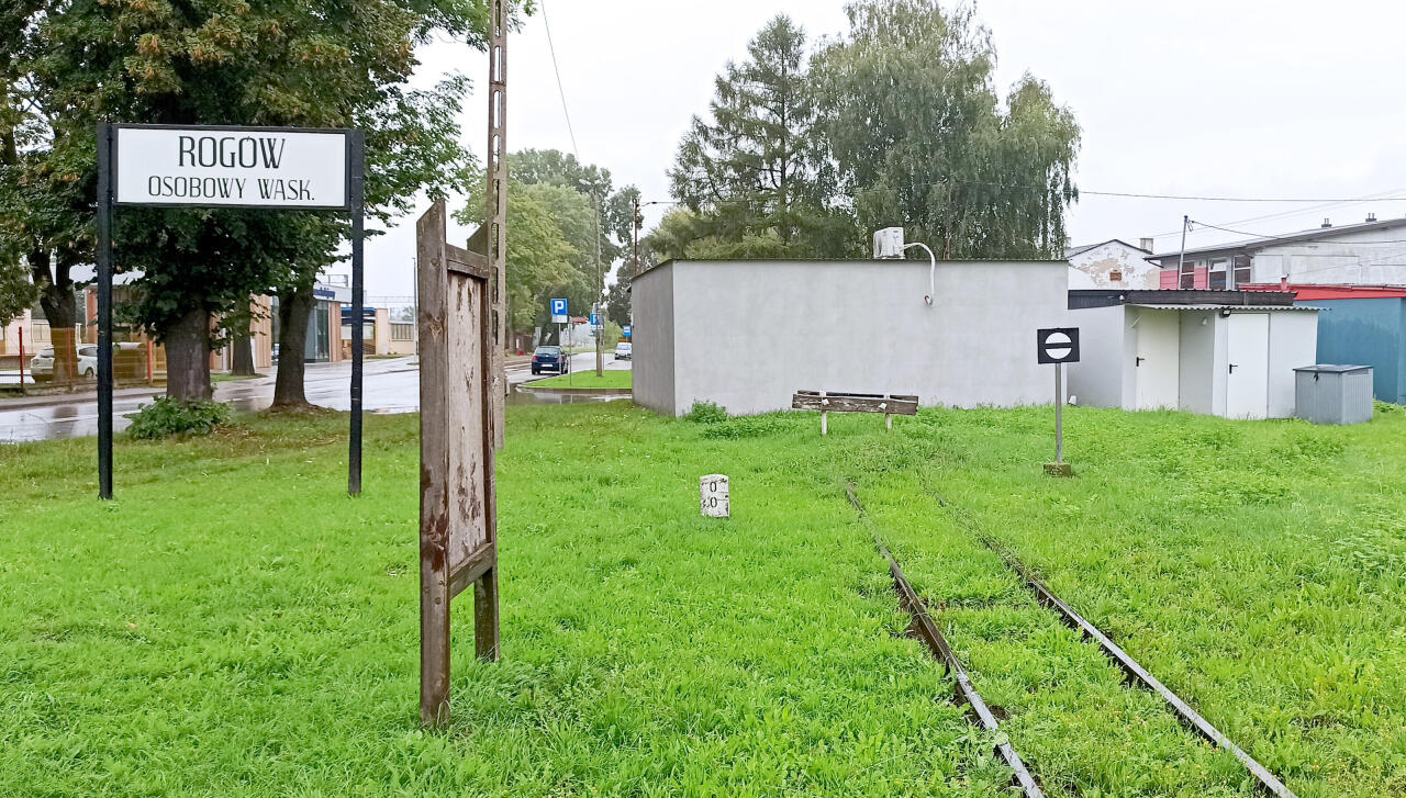 fot. Leszek Kowalik 
Koniec linii. Kozioł oporowy i tablica z nazwą przystanku. Obraz