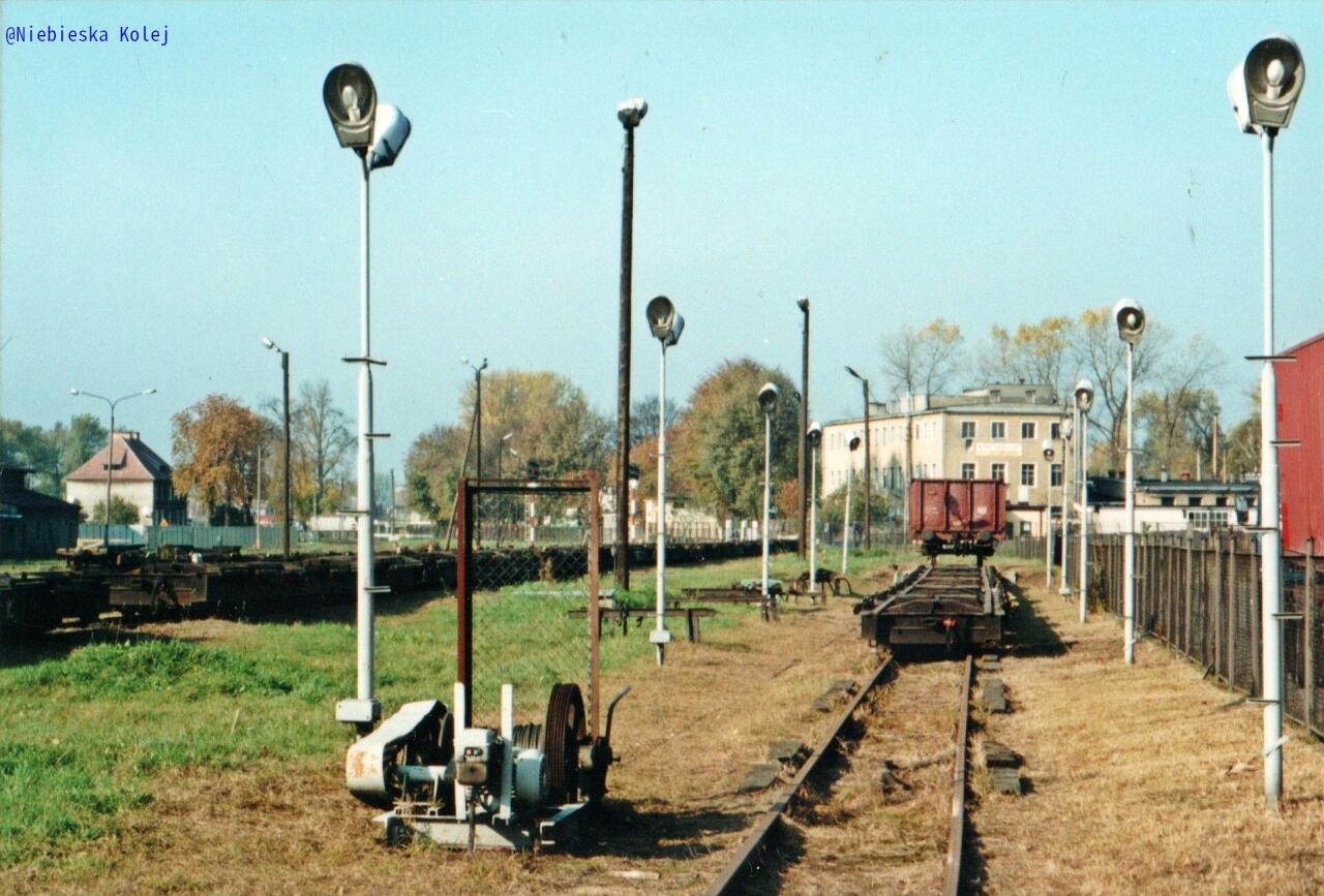 fot. Niebieska Kolej 
Wciągarka, transportery, wagon węglarka 2 osiowa. Kierunek patrzenia - zachód, od strony początku linii (młyna). Obraz