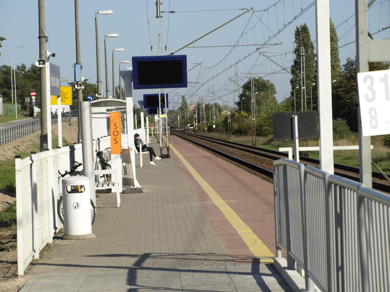 fot. X. Piast II Chrobry 
Peron nr 1, północny, przy torze nieparzystym.
Z lewej nowy odcinek ulicy Krobskiej.
Widok w kierunku Górczyna, wschodnim. Obraz
