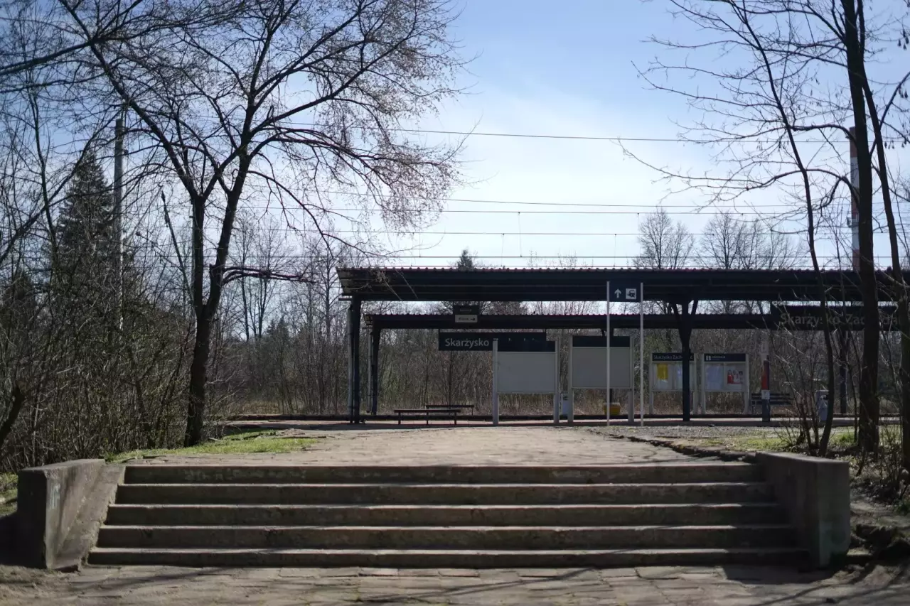 fot. trainstationhopping 
Wejście na peron od ulicy Sportowej. W lewo stacja Skarżysko-Kamienna, w prawo Kielce. Obraz