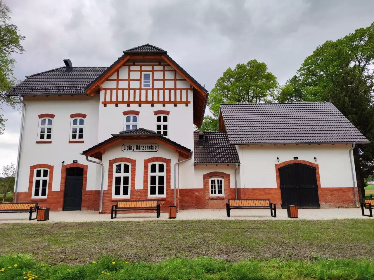 fot. Kuba Klusek 
Budynek dworcowy wyremontowano jako Gminne Centrum Edukacji Ekologicznej. W lewo do Nowej Soli, w prawo do Kolska/Wolsztyna. Obraz