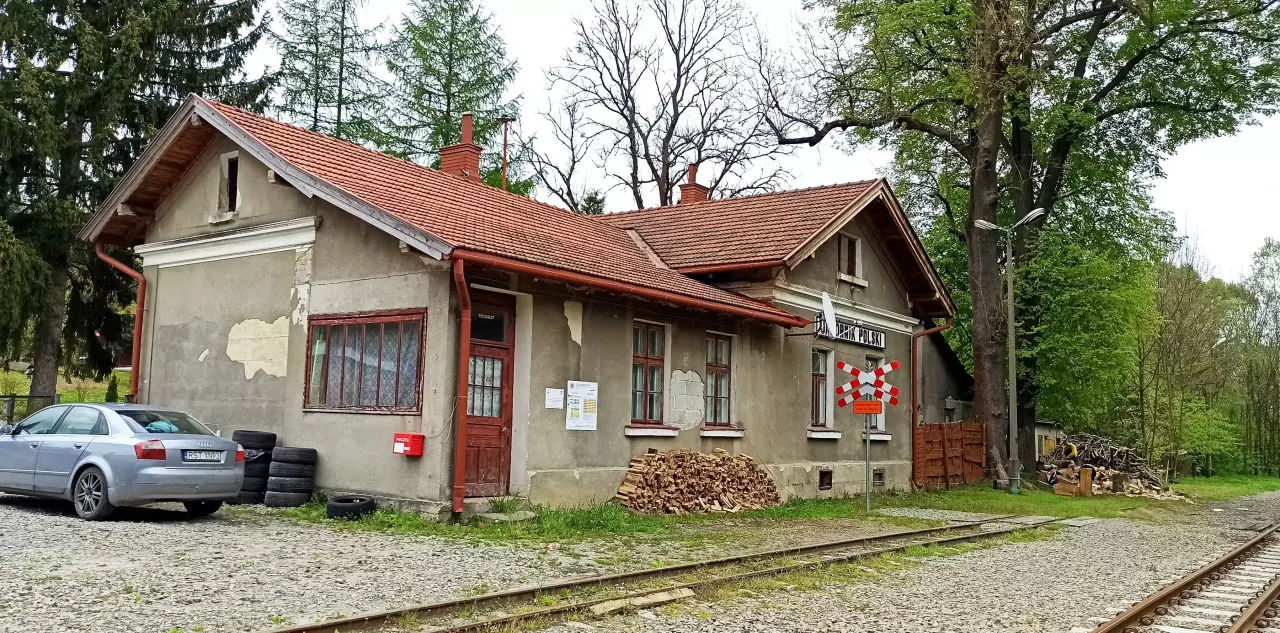 fot. Paweł Ukole 
Budynek dworcowy. Widok od strony wjazdu z Dynowa. Obraz