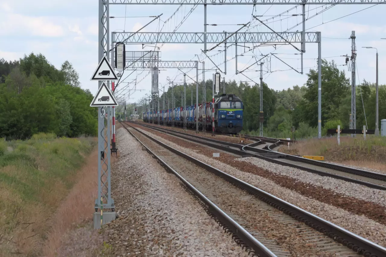 fot. RJN 
Widok sprzed nastawni w kierunku peronów, dalej post. odg. Doły/Siedlec. Obraz