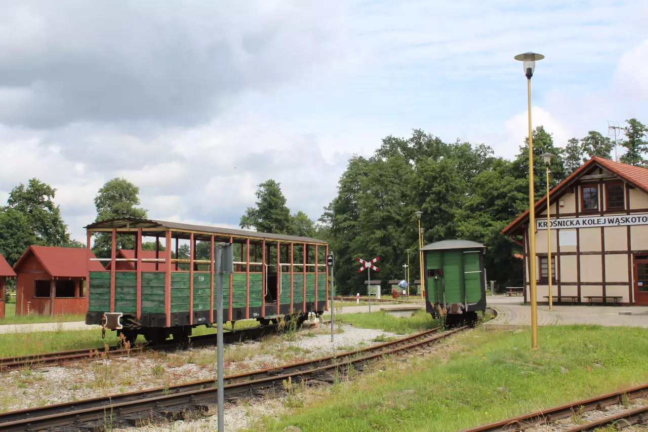 fot. Michał Kłosowski 
Łącznik pomiędzy przystankiem Pałac Wierzchowice a przystankami Natura i Park. Jest to tor omijający stację Krośnice Wąskotorowe. Ustawiony na nim został tabor. Widok w kierunku przystanków Natura i Park, w prawo Krośnice Wąskotorowe. Obraz