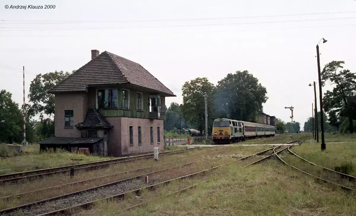 fot. Andrzej Klauza 
Nastawnia wykonawcza JŻ1. Na prawo odgałęzienie linii nr 380. Pociąg pospieszny nr 68505 "Wiking" relacji Jelenia Góra - Szczecin Gł. prowadzi SU45-180. Zachodnia strona stacji. Widok w kierunku południowo-wschodnim, od strony wjazdów z Żar (z lewej) i Przewozu (z prawej). Obraz