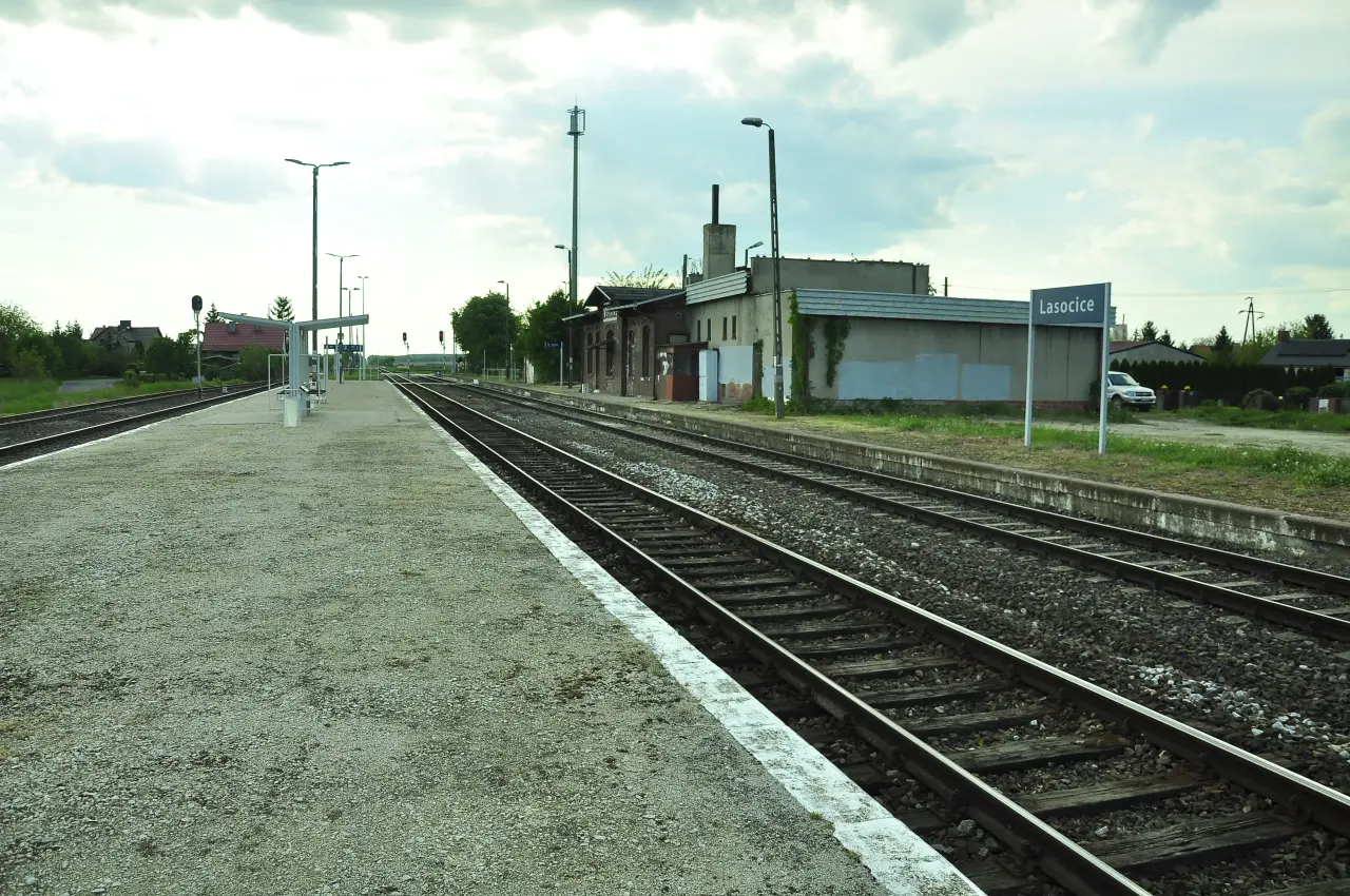 fot. Robert Końpa 
Peron 2-widok na budynek dworca. Obraz